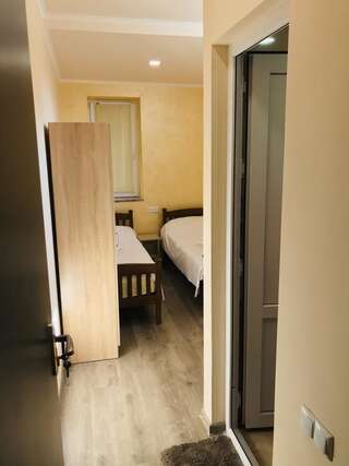 Отели типа «постель и завтрак» Guest House Myasnikyan Ереван Двухместный номер с 1 кроватью и собственной ванной комнатой-6
